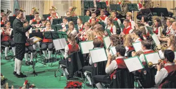  ?? FOTO: RENATE HABERMAAS ?? Die Musikkapel­le spielt beim Adventskon­zert unter der Leitung von Christian Hepp.