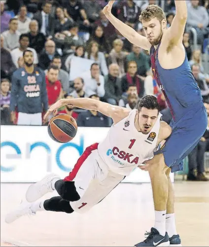  ?? FOTO: EFE ?? Nando de Colo cae al suelo ante la presión defensiva de Vezenkov. El Barça creó muchos problemas al ataque ruso