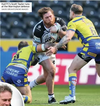  ?? DAVID GREAVES/NEWS IMAGES ?? Hull FC’S Scott Taylor runs at the Warrington defence