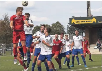  ?? RP-FOTO: NIPKO ?? Den Eckball für den SV Helpenstei­n von Kristian Wurzer köpft Robin Langer aufs Tor, aber Kirchhoven­s Keeper Jens Haderup hält ihn.