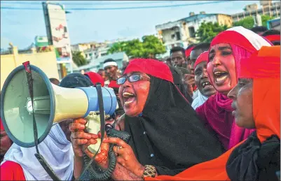  ?? MOHAMED ABDIWAHAB / AGENCE FRANCE-PRESSE ?? People chant slogans as they protest against the deadly bomb attack in Mogadishu on Sunday, after a truck was detonated outside the Safari Hotel on a busy road junction, leveling buildings and leaving many vehicles in flames. The death toll from the...