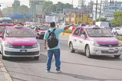  ??  ?? Algunos pasajeros comentaron que para ellos es más fácil tomar un taxi que usar una app.