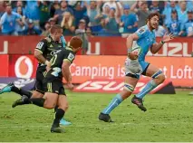  ?? PHOTO: GETTY IMAGES ?? Bulls lock Lood de Jager, who was allowed to run freely throughout, bursts downfield as two Hurricanes defenders give chase.