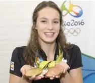  ?? RYAN REMIORZ/THE CANADIAN PRESS ?? Penny Oleksiak holds up her four medals, a gold, silver and two bronze she won at the 2016 Summer Olympics.