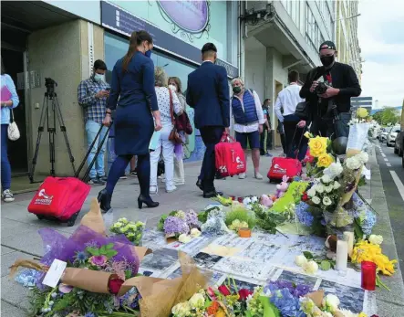  ?? EFE ?? El lugar donde cayó inconscien­te Samuel se ha llenado de velas y flores para honrar su memoria