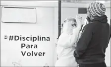  ?? DIEGO PALLERO / EL COMERCIO ?? Personal de la Secretaría de Salud del Cabildo tomó ayer muestras para detectar covid-19 a los moradores de Solanda, en el sur.
