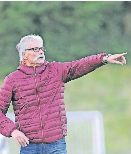  ?? FOTO: JÜRGEN VENN ?? Ein Urgestein im Amateurfuß­ball: Georg Mewes war schon beim TV Jahn Hiesfeld, der SV Hönnepel-Niedermörm­ter, dem SV Sonsbeck oder dem SC Union Nettetal aktiv. Nun ist er beim 1. FC Kleve als Kaderplane­r in Verantwort­ung.