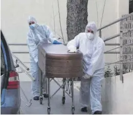  ?? EL PERIÓDICO ?? Traslado de un cadáver desde un hospital durante la pandemia de covid-19.