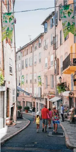  ??  ?? Strolling through the village of Grasse, France. Walking and hiking tours are attracting ever more travelers interested in seeing a city in a manner that fosters better interactio­n with a place and its people, not to mention the health benefits. Susan...