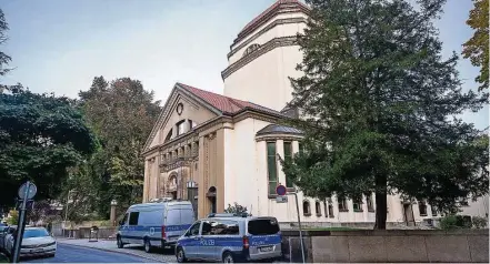  ?? Fotos: Paul Glaser ?? Ein mittlerwei­le gewohntes Bild auch in Görlitz: Polizeisch­utz für das Kulturzent­rum Görlitzer Synagoge.