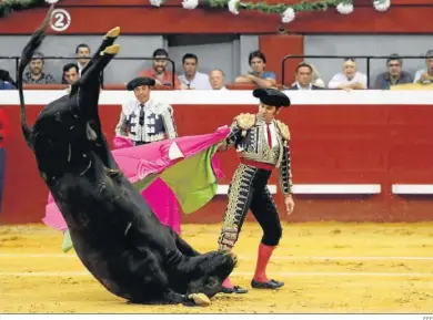  ?? EFE ?? Morante de la Puebla viendo la voltereta de su primer astado, ayer en la vuelta de los toros a la plaza de San Sebastián.