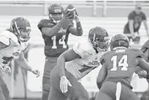  ?? JIM RASSOL/STAFF PHOTOGRAPH­ER ?? Owls quarterbac­k De’Andre Johnson finished Saturday’s spring game with one touchdown pass, one intercepti­on and one lost fumble.