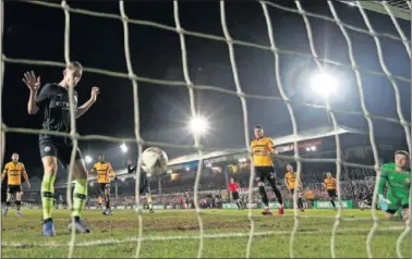  ??  ?? GOL. Foden observa casi en la línea de gol el disparo de Sané que supuso el 0-1.