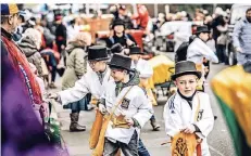  ?? RP-FOTO: ANDREAS ENDERMANN ?? Für die Kinder im Lohauser Veedelszoc­h ist es eine große Freude, Kamelle zu verteilen.