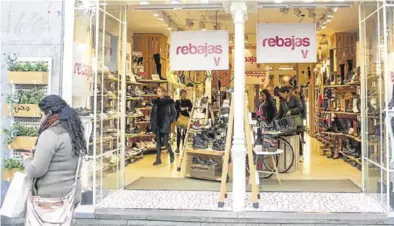  ?? RICARDO RUBIO / EUROPA PRESS ?? Varias personas en el interior de una tienda de zapatos de Madrid, durante las rebajas de enero.