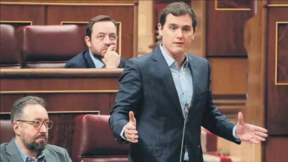  ?? EMILIA GUTIÉRREZ ?? Juan Carlos Girauta y el líder de C’s, Albert Rivera, en el último pleno del 2016 en el Congreso