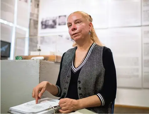  ?? Foto: Wolfram Kastl, dpa ?? Alexandra Hildebrand­t ist Chefin des Berliner Mauermuseu­ms. Ein Fulltime Job, sagen viele. Einer, der schwer mit der Familie zu vereinbare­n ist. Jetzt wird die 58 Jährige wieder Mutter – das fünfte Mal in fünf Jahren.