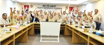  ??  ?? Maximus with the PBS Supreme Council members in a show of unity at the party’s headquarte­rs in Dongonggon yesterday.