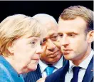  ?? Foto: APA / John MacDougall ?? Angela Merkel, Fidschis Regierungs­chef Frank Bainimaram­a und Frankreich­s Präsident Emmanuel Macron.