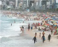  ??  ?? Contrarian­do a tradição no Dia de Finados, o sol brilhou ontem, a partir do fim da manhã, e muitos cariocas curtiram o feriado nas praias. Só há previsão de chuva para domingo.