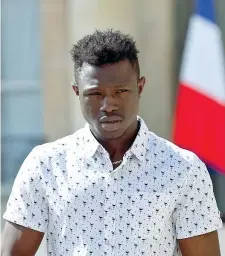  ??  ?? Eroe Sopra Mamoudou Gassama, 22 anni, e a lato le fasi del salvataggi­o (Ap)