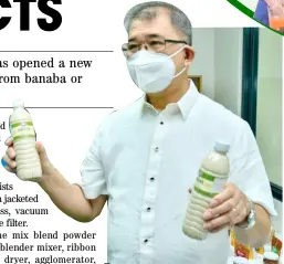  ??  ?? SECRETARY Fortunato de la Peña holds bottles of milk tea made from banaba.