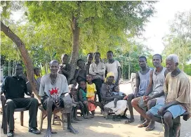  ??  ?? Die lokalen Ältesten und Chiefs haben in Ghana ebenso etwas zu sagen wie die staatliche Regierung. Red Bull war das egal.