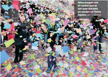  ?? GETTY IMAGES ?? Niños juegan con el confeti que se usó ayer durante un ensayo en Times Square.