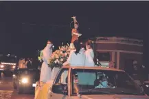  ??  ?? Procesión de la imagen del santo patrono por las calles de San Juan Bautista.