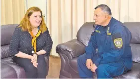  ??  ?? La fiscala general del Estado, Sandra Quiñónez, cuando hablaba ayer con el director de policía de Itapúa, comisario principal Germán Real, sobre lo ocurrido el jueves, cuando miembros del PCC huyeron con un rehén.