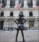  ??  ?? L’une des oeuvres de McCann, «La Fille courageuse», à New York.