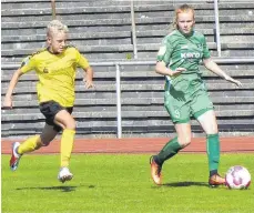  ?? FOTO: KARL SEIFERT ?? Der SV Alberweile­r (rechts Solveig Schlitter) startete mit einem klaren Sieg in Crailsheim in die Saison.