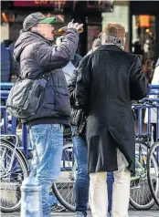  ??  ?? 12 Uhr, da kann man doch mal ein Bier trinken: ein Mann gestern auf dem Bahnhofsvo­rplatz.