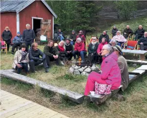  ??  ?? 10 graadii ja pikku sajet.. mutta nuotio lämmitti ja välilä saattoi käyä sisälä ostamassa kaffii ja pollii.