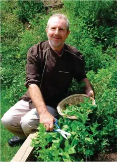  ??  ?? Tous les matins, à la fraîche, le chef Laurent Vallet prend soin de son potager et en profite pour faire sa récolte d’herbes aromatique­s.