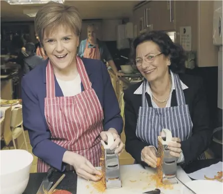  ?? PICTURE: JULIE BULL ?? 0 First Minister Nicola Sturgeon with Naomi Eisenstadt, independen­t adviser on poverty and inequality