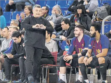  ?? FOTO: PEP MORATA ?? El entrenador del Barça, Xavi Pascual, da instruccio­nes a sus jugadores ante la presencia de Ludovic Fàbregas y Tim N'Guessan