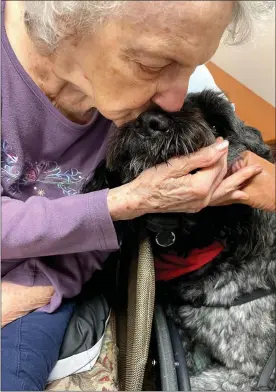  ?? COURTESY OF CHESTNUT KNOLL ?? Beloved certified therapy dog, Maggie, receives a kiss from a Chestnut Knoll resident during her weekly visit.