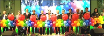  ??  ?? Lau (seventh left), flanked by Liew and Dato Sri Law (right), joins Kevin (ninth left) and other guests to pop balloons to officiate the dinner.