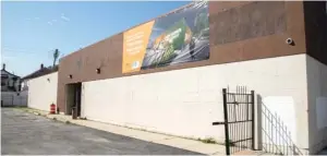  ?? BRIAN RICH/ SUN-TIMES ?? A former Salvation Army thrift store at 5713 W. Chicago Ave. is being renovated into a Forty Acres Fresh Market grocery.