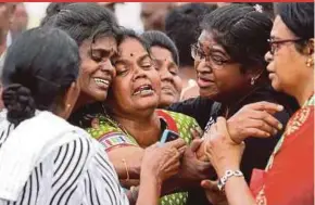  ?? PIC BY MOHAMAD SHAHRIL BADRI SAALI ?? M. Letchumy (centre) is inconsolab­le at her daughter’s funeral in Selayang yesterday.