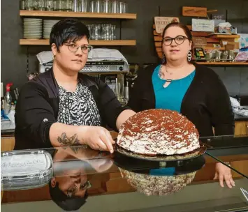  ?? Foto: Thorsten Jordan ?? Die Auslage im Café von Betriebswi­rtin Michaela Storhas (links) und Konditorme­isterin und Geschäftsf­ührerin Maria Storhas in Leeder ist oft leer.