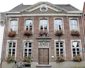  ??  ?? In dem ehemaligen Breyeller Rathaus befindet sich heute die Nettetaler Stadtbüche­rei. RP-ARCHIV: F.-H. BUSCH