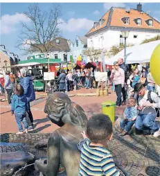  ?? FOTO: HEIKE AHLEN ?? Zum Frühlingsf­est des Gewerbever­eins Schwalmtal wird es, wie im Bild 2017, voll auf dem Waldnieler Marktplatz.