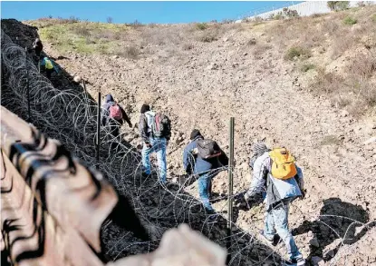  ?? AFP ?? Centroamer­icanos continúan en su intento de cruzar hacia Estados Unidos.