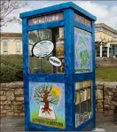  ??  ?? Une cabine téléphoniq­ue recyclée en bibliothèq­ue à Puget-sur-Argens (Var). Une autre transformé­e en aquarium à Lyon.