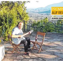  ??  ?? Auf der Terrasse seines Hauses (li.). Gasthaus „Chrisomali­s“in der Stadt Korfu: „Ich bin seit 18 Jahren Stammgast und Kellner Jannis neben mir arbeitet seit 38 Jahren hier“