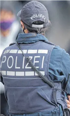  ?? FOTO: SEBASTIAN GOLLNOW/DPA ?? Weil viele Polizisten in Pension gehen, sind rund acht Prozent der Stellen unbesetzt.