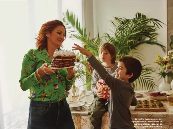  ??  ?? Samantha juega con sus dos hijos pequeños. Lleva camisa de Adriana Iglesias, vaqueros de Levi’s y colgante de Aristocraz­y.