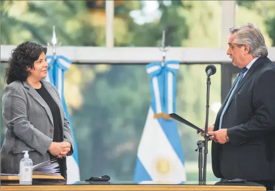  ?? PRESIDENCI­A ?? CEREMONIA. El Presidente al momento de tomarle el juramento a Vizzotti como nueva ministra de Salud. En el acto, en la Quinta de Olivos, estuvieron